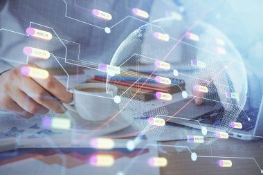 Arka planda bilgisayarla çalışan bir adamla dünya haritası hologramına çift pozlama. Dünya çapında ağ kavramı.