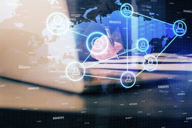 Arka planda notlarla çalışan adamlar. Sosyal ağ şeması. Karışık ortam