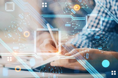 Yazan adam elleri teknoloji simgeleriyle donatır.