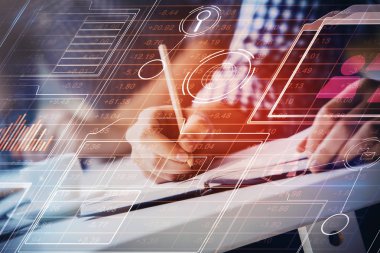 Yazan adam elleri teknoloji simgeleriyle donatır.