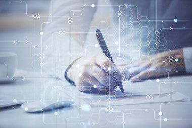 Teknoloji simgeleriyle beyaz gömlekli adam.