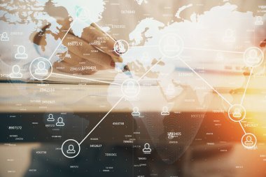 Sosyal ağ temalı hologram ellerin not almasından üstündür. Küresel uluslararası insan kavramı bağlanıyor. Çift pozlama