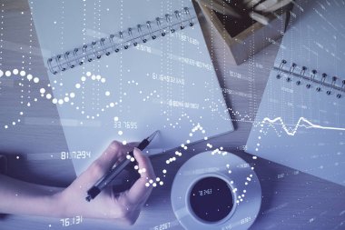 Arka plana veri teknolojisi hud 'u ile el yazısı yazan kadınların çoklu pozları. Yenilik kavramı.