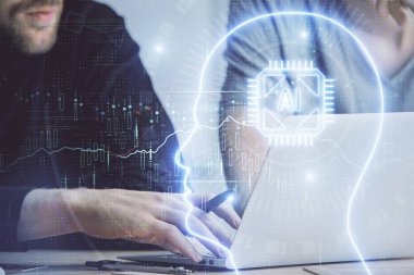 Beyin temalı hologramı olan bilgisayar geçmişi olan bir iş adamı. Beyin fırtınası kavramı. Çoklu pozlama.