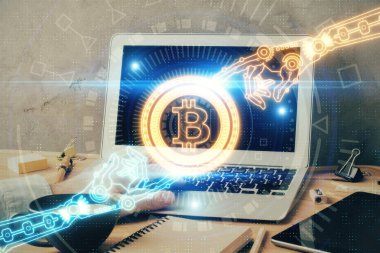 Kripto para tema hologramı arka planda bilgisayar üzerinde çalışan işadamı ile. Blockchain kavramı. Çift pozlama.