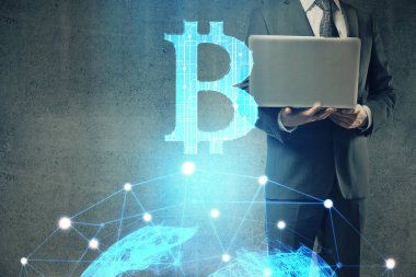 Kripto para tema hologramı arka planda bilgisayar üzerinde çalışan işadamı ile. Blockchain kavramı. Çift pozlama.