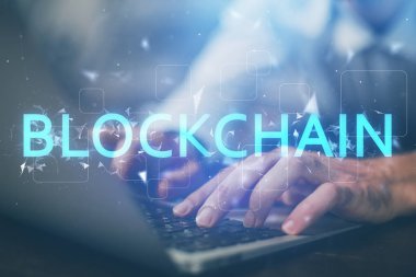 Kripto para tema hologramı arka planda bilgisayar üzerinde çalışan işadamı ile. Blockchain kavramı. Çift pozlama.