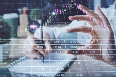 Forex grafiği, kadının elinde notlar alarak arka planda görüntülenir. Araştırma kavramı. Çoklu pozlama
