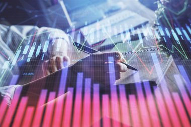 Finansal Forex çizelgeleri kadın el notları arka plan alarak görüntülenir. Araştırma kavramı. Çift Pozlama