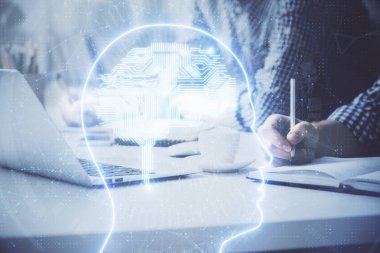 Adam klavyede beyin hologramıyla yazı yazıyor. Büyük Veri Kavramı.