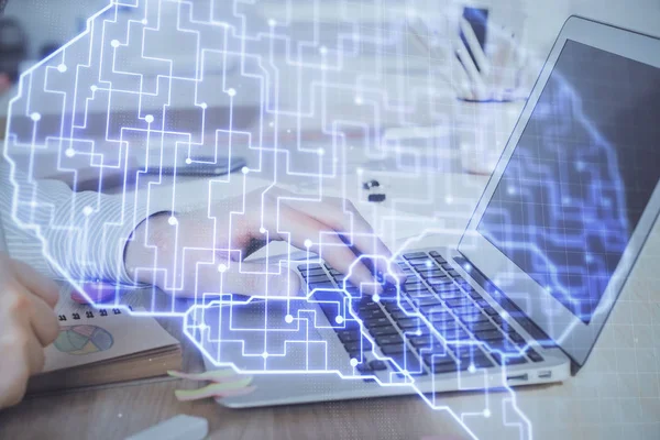 Homem digitando no fundo do teclado com holograma cerebral. Conceito de Big Data. Dupla exposição. — Fotografia de Stock