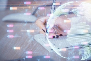 Dünya haritası hologramı ve veri tema simgeleriyle notlar alan ellerin çoklu pozlanması. Küresel veri kavramı.