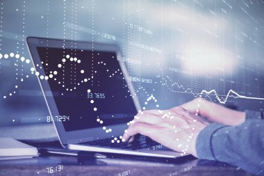 Teknoloji temalı dizüstü bilgisayarda çalışan bir adam. Büyük veri kavramı. Çift pozlama.