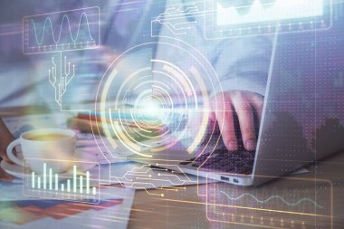 Veri temalı hologramın arka planda bilgisayarla çalışan bir adam tarafından çifte maruz bırakılması. Yenilik kavramı.