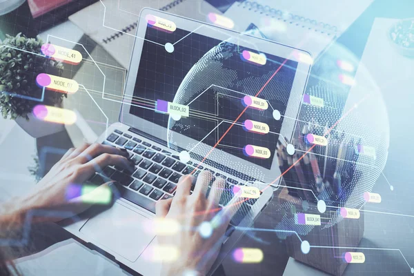 Arka planda bilgisayarla çalışan bir adamla dünya haritası hologramına çift pozlama. Dünya çapında ağ kavramı.