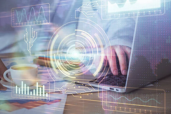 Veri temalı hologramın arka planda bilgisayarla çalışan bir adam tarafından çifte maruz bırakılması. Yenilik kavramı.