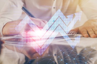 Yaratıcı işleri olan bir iş adamı. İnsanların arka planında yukarı doğru ok atıyor. Finansal büyüme kavramı. Çift pozlama