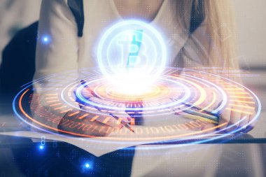 Kripto para hologramı kadının ellerinin üzerinde arka plan yazıyor. Blockchain kavramı. Çift pozlama