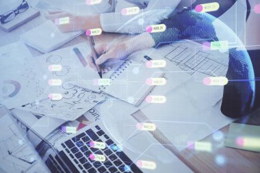 Veri teknolojisi hud 'u ile arka planda bir kadının el yazısı iki kez gösteriliyor. Büyük veri kavramı.