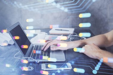 Teknoloji temalı hologramı olan bilgisayar geçmişi olan bir iş adamı. Yüksek teknoloji kavramı. Çoklu pozlama.