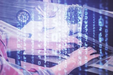 Bilgisayar geçmişi üzerinde çalışan bir adamla teknolojinin hologramına çifte maruz kalma. Büyük veri kavramı.