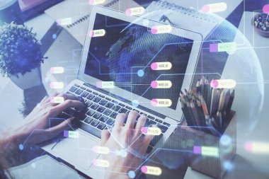 Bilgisayar geçmişi üzerinde çalışan bir adamla çok sayıda teknolojik holograma maruz kalma. Büyük veri kavramı.