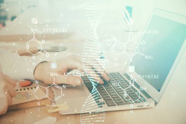 DNA hologramı ve iş adamı arka planda bilgisayar üzerinde çalışıyor. Biyomühendislik kavramı. Çift pozlama.