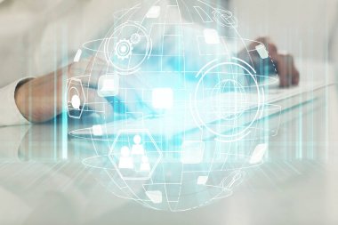 Sosyal ağ temalı hologramda iş adamı arka planda bilgisayar üzerinde çalışıyor. Çoklu pozlama.