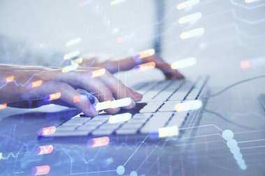 Veri temalı hologramın arka planda bilgisayarla çalışan bir adam tarafından çifte maruz bırakılması. Yenilik kavramı.