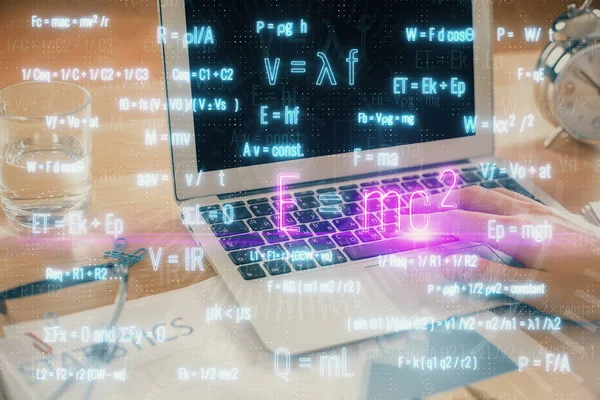 Fórmula de ciencia holograma con el hombre trabajando en la computadora en segundo plano. Concepto educativo. Doble exposición. — Foto de Stock