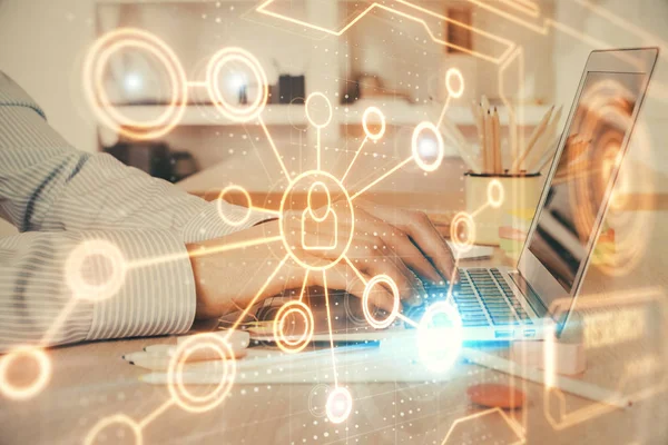 Sosyal ağ temalı hologramda iş adamı arka planda bilgisayar üzerinde çalışıyor. Dünya çapında ağ kavramı. Çoklu pozlama.