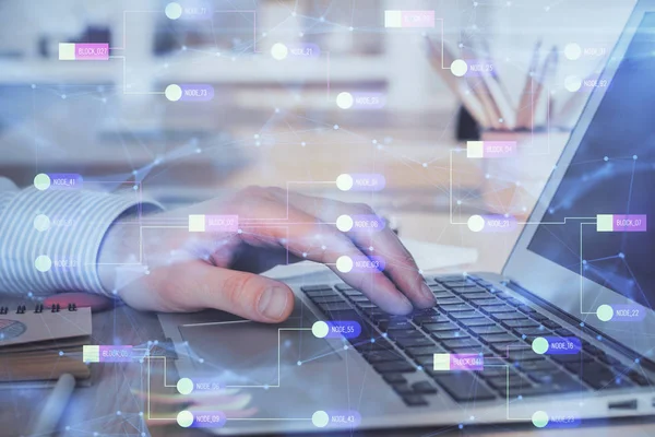 Teknoloji temalı dizüstü bilgisayarla çalışan bir iş adamı. Büyük veri kavramı. Çift pozlama.