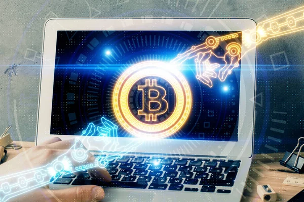 Kripto para tema hologramı arka planda bilgisayar üzerinde çalışan işadamı ile. Blockchain kavramı. Çift pozlama.