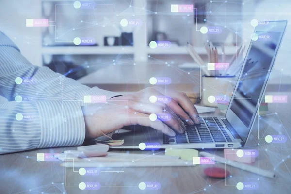 Teknoloji temalı dizüstü bilgisayarla çalışan bir iş adamı. Büyük veri kavramı. Çift pozlama.