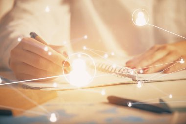 Sosyal ağ temalı hologram ellerin not almasından üstündür. Küresel uluslararası insan kavramı bağlanıyor. Çift pozlama