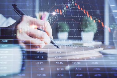 Finansal Forex çizelgeleri kadın el notları arka plan alarak görüntülenir. Araştırma kavramı. Çift Pozlama