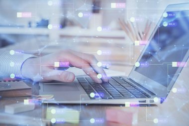 Teknoloji temalı dizüstü bilgisayarla çalışan bir iş adamı. Büyük veri kavramı. Çift pozlama.