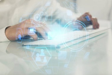 Sosyal ağ temalı hologramda iş adamı arka planda bilgisayar üzerinde çalışıyor. Çoklu pozlama.