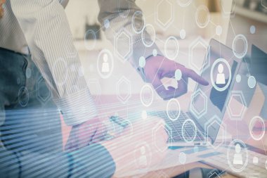 Sosyal ağ temalı hologramda iş adamı arka planda bilgisayar üzerinde çalışıyor. Çoklu pozlama.