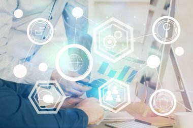 Sosyal ağ temalı hologramda iş adamı arka planda bilgisayar üzerinde çalışıyor. Çoklu pozlama.