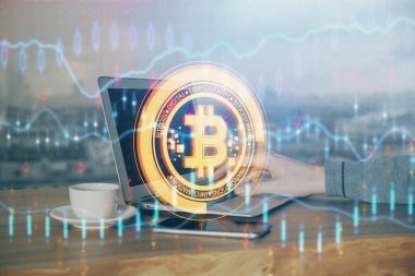 Kripto para tema hologramı arka planda bilgisayar üzerinde çalışan işadamı ile. Blockchain kavramı. Çift pozlama.