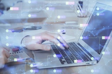 Teknoloji temalı dizüstü bilgisayarla çalışan bir iş adamı. Büyük veri kavramı. Çift pozlama.