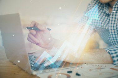 Arkaplanda bilgisayar üzerinde çalışan iş adamıyla birlikte büyüyen oklar. Başarı konsepti. Çift pozlama.