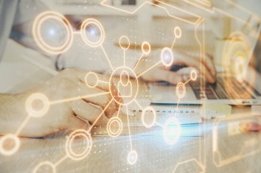 Sosyal ağ temalı hologramda iş adamı arka planda bilgisayar üzerinde çalışıyor. Dünya çapında ağ kavramı. Çoklu pozlama.