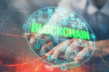 Kripto para tema hologramı arka planda bilgisayar üzerinde çalışan işadamı ile. Blockchain kavramı. Çift pozlama.