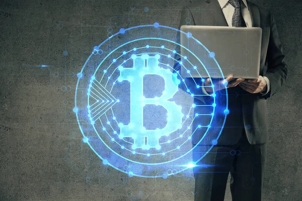 Криптовалютная голограмма с бизнесменом, работающим за компьютером на заднем плане. Концепция блокчейн. Двойное воздействие . — стоковое фото