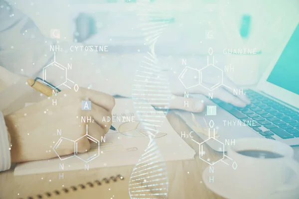 DNA-Hologramm mit Geschäftsmann, der am Computer am Hintergrund arbeitet. Konzept der Biotechnologie. Doppelbelastung. — Stockfoto