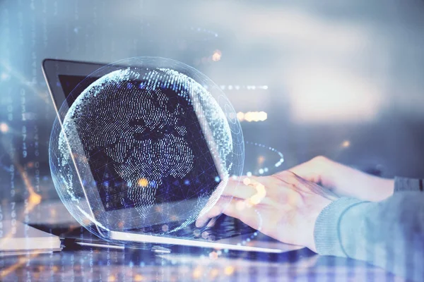 Mehrfachbelichtung des Hologramms der Weltkarte mit Menschen, die am Computer im Hintergrund arbeiten. Konzept des Worldwideweb. — Stockfoto