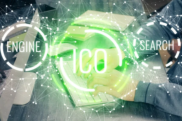 Crypto moneda tema holograma con el hombre de negocios que trabaja en la computadora en segundo plano. Concepto de blockchain. Exposición múltiple . — Foto de Stock