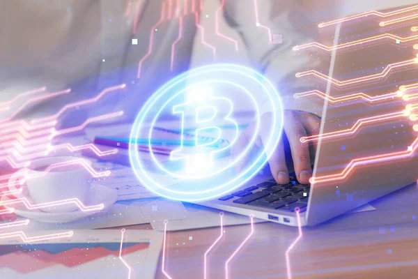 Krypto waluty hologram motywu z biznesmenem pracy na komputerze na tle. Koncepcja Blockchain. Podwójna ekspozycja. — Zdjęcie stockowe